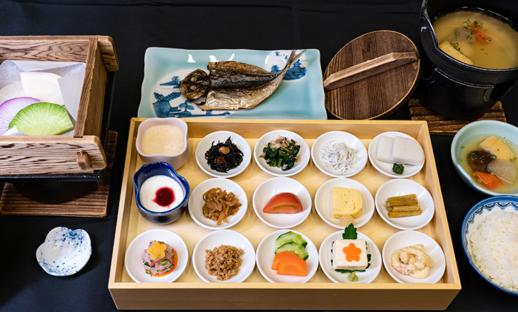 客室のテラスでくつろぐ