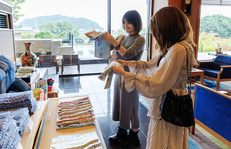 色浴衣を選ぶ