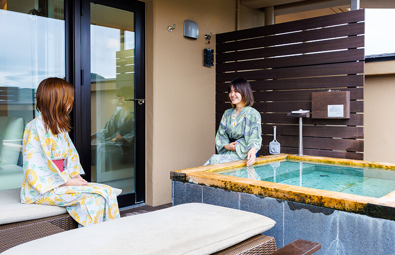 客室のテラスでくつろぐ